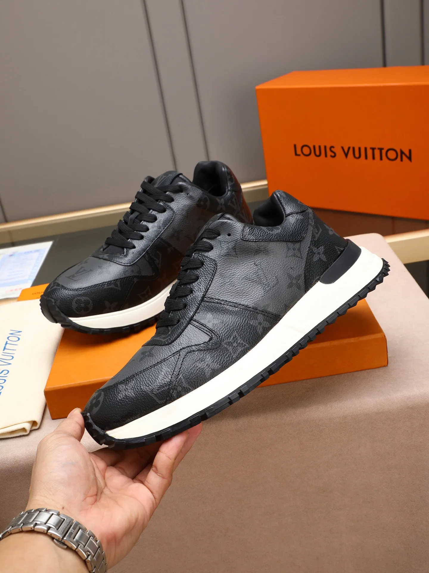 Men's Shoes 💰660 L The Run Away Maxi sneaker debuts in the 2025 collection and continues the iconic design of the Run Away sneaker. The smooth cowhide leather upper features contrasting LV lettering and Vuitton logos, and a lightweight rubber wedge outsole evokes running shoe construction. High level of comfort. Looks good, wears well and matches well. Worth buying! 7 color selection size: 39-44 (45 customized)